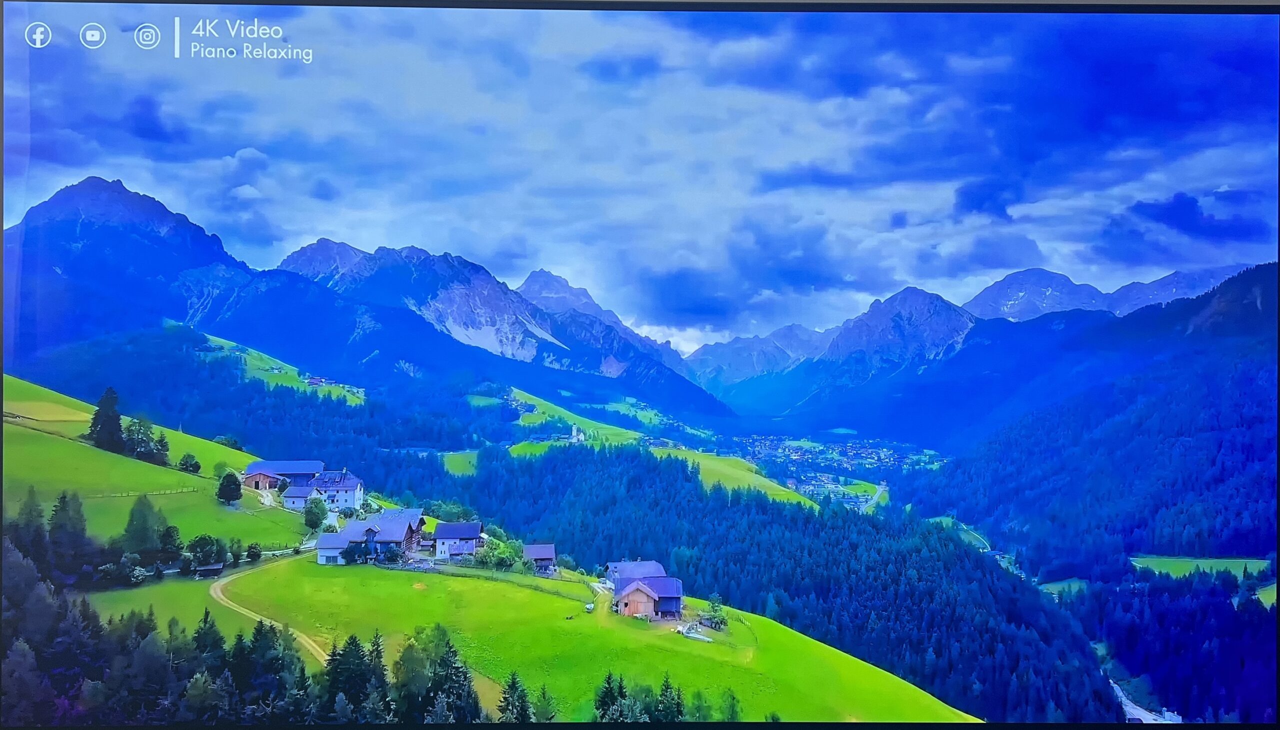 Kadr z filmu YouTube "FLYING OVER SWITZERLAND (4K UHD)" przed kalibracją
