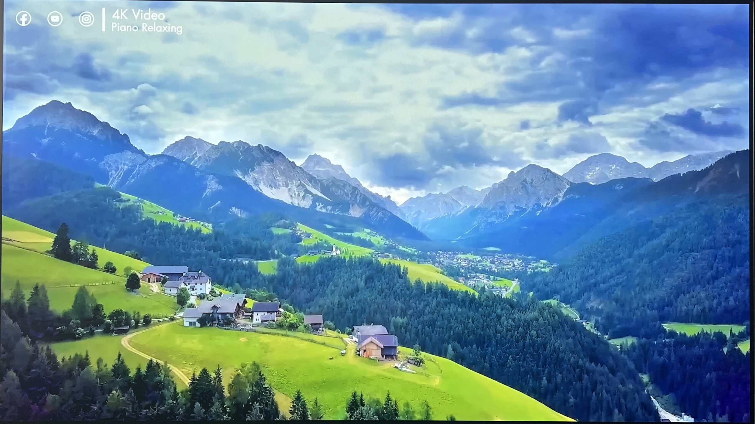 Kadr z filmu YouTube "FLYING OVER SWITZERLAND (4K UHD)" po kalibracji