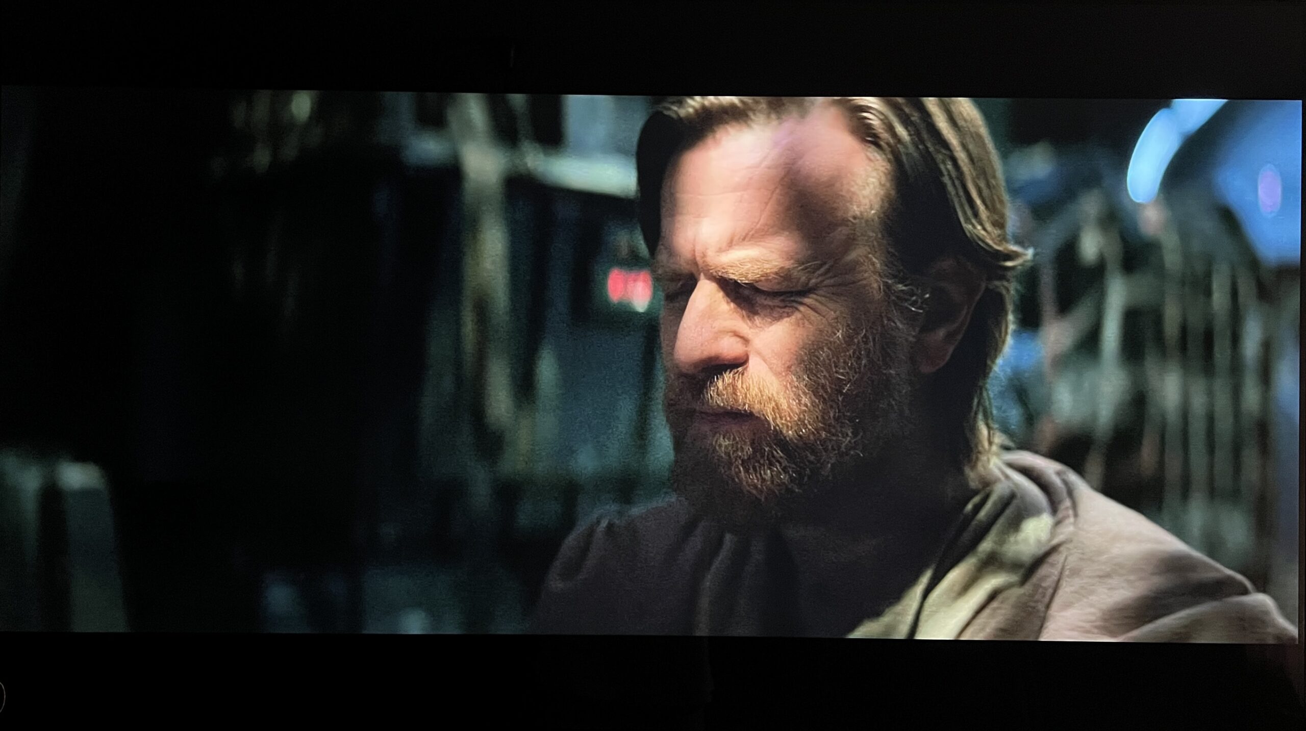 Kadr z serialu "Obi-Wan Kenobi" przed kalibracją