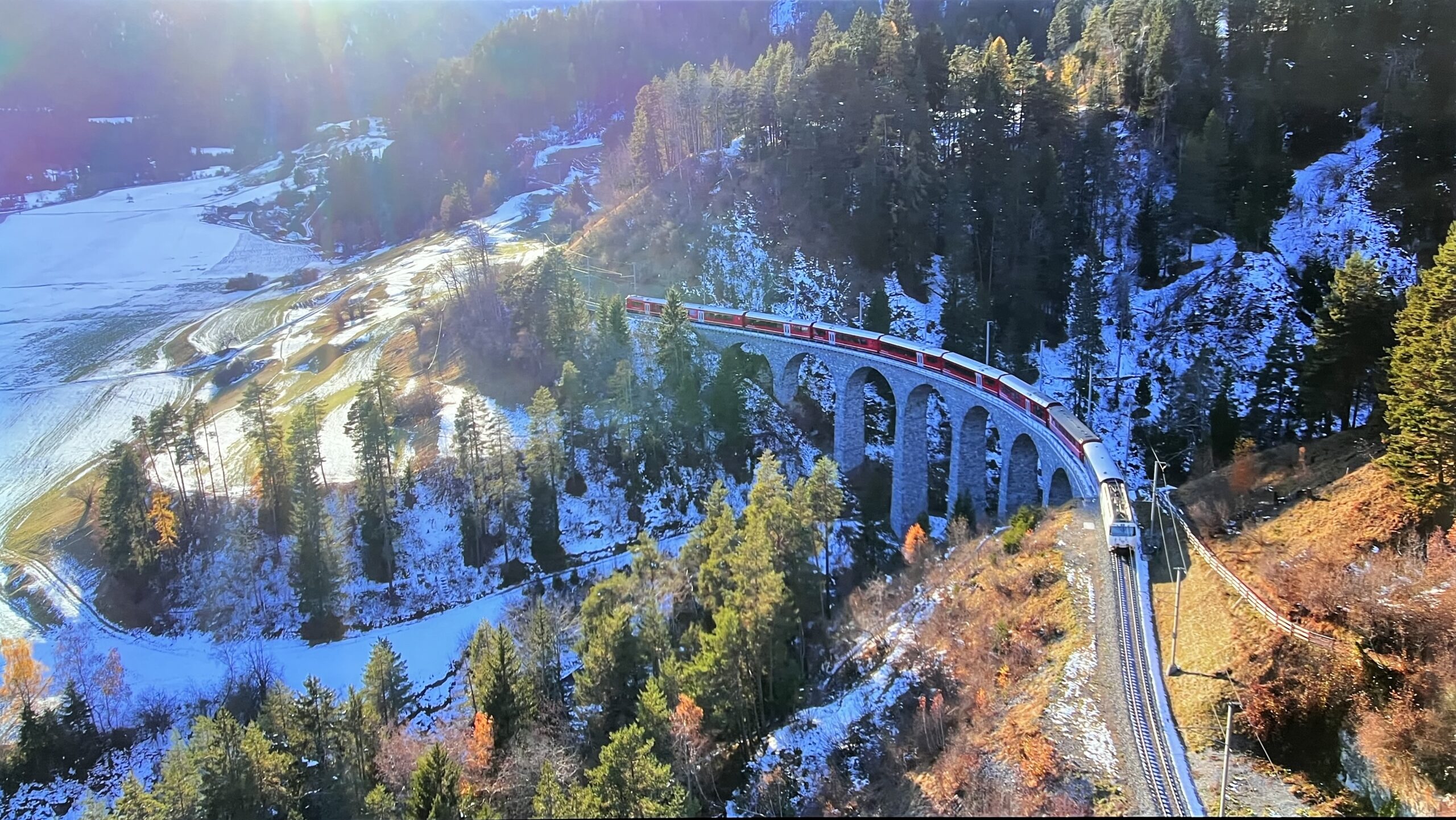 Kadr z filmu YouTube "FLYING OVER SWITZERLAND" po kalibracji 